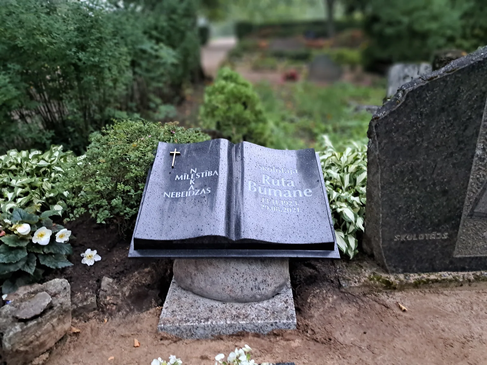 Kapu pieminekļi